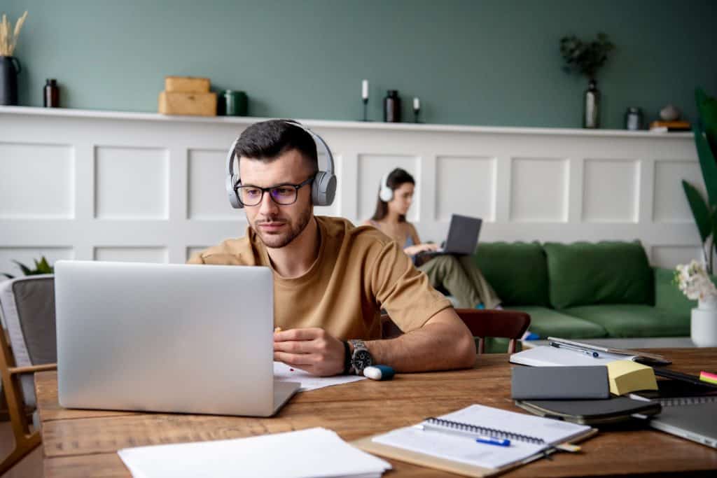 online kepzesek mindenkinek tanfolyamguru